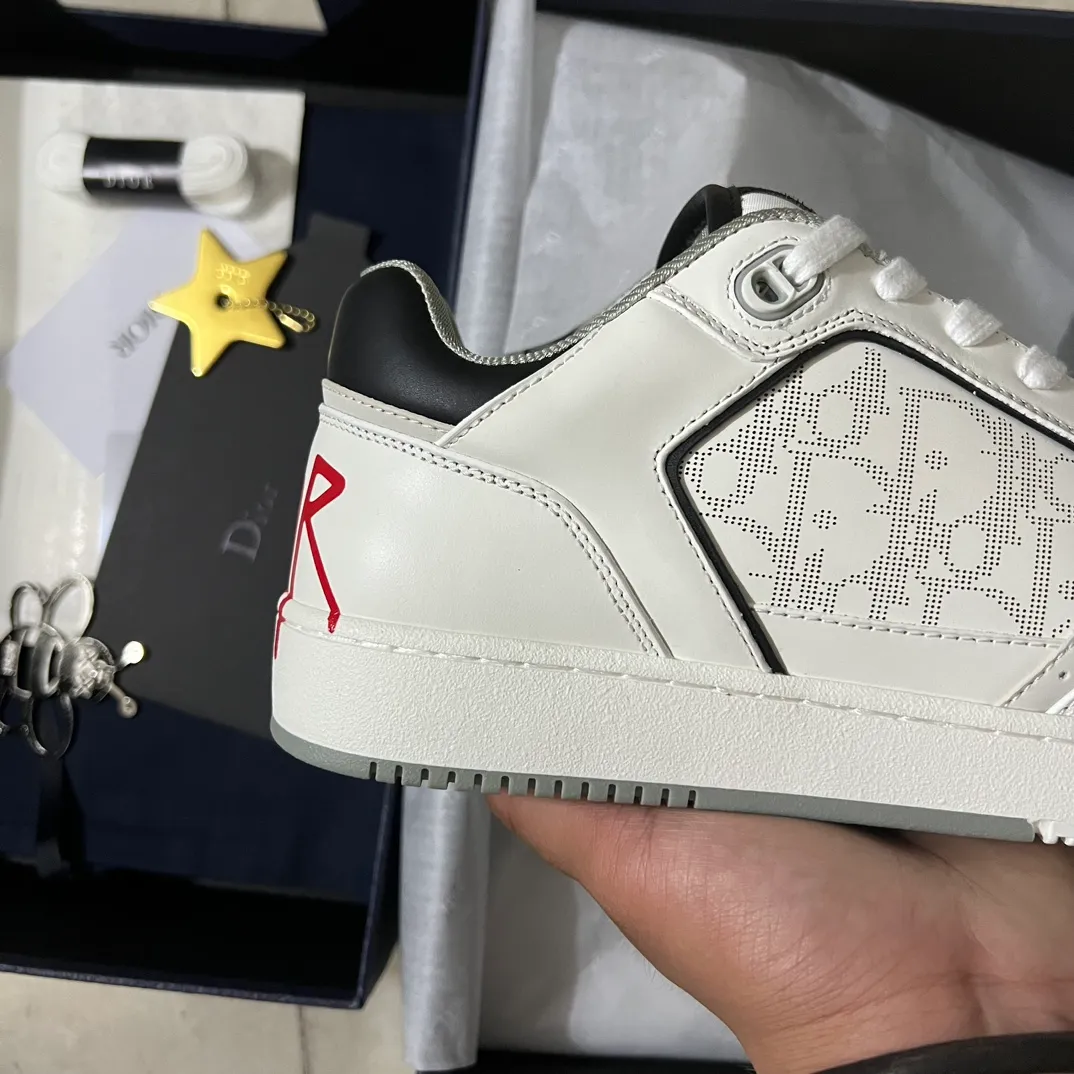 👟👟Ex-factory price 560👟👟 Men's size +10 Dior B27 series ✨2024 upgraded version purchasing agent grade ✨Super🔥sports shoes👫couple shoes. The high version 1:1 adopts oil edge lasting technology, the fabric is imported first-layer cowhide + high-tech fabric, and the inner cowhide + customized lining. TPU original engraved outsole. More than 30 colors of high-soled boots are available. Size: 35-42 for women and 38-46 for men. Bosses are welcome to compare...